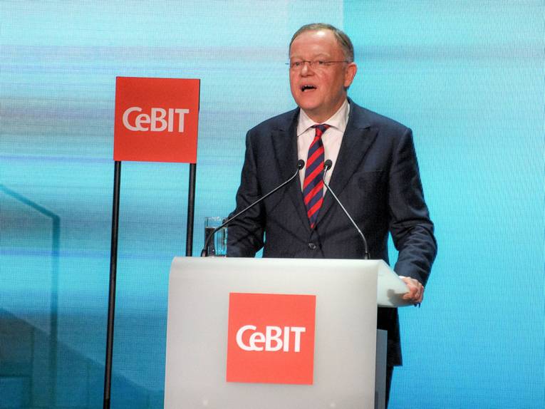 Mann an Rednerpult mit der Aufschrift "CeBIT"