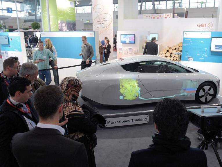 Futuristisches Auto in Messehalle