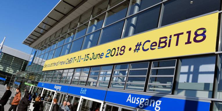 Eingang einer Messehalle