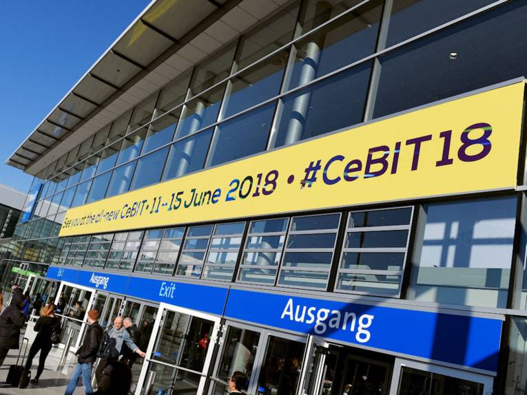 Eingang einer Messehalle