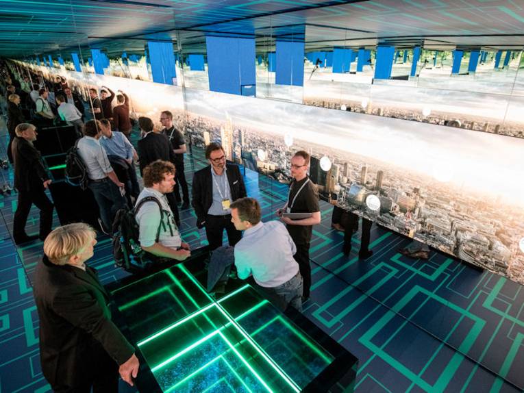 Menschen auf Messestand