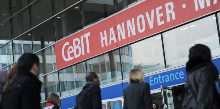 Menschen vor dem Eingang zur CEBIT 