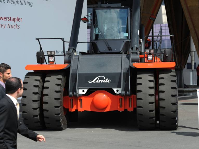 Nutzfahrzeug mit Menschen
