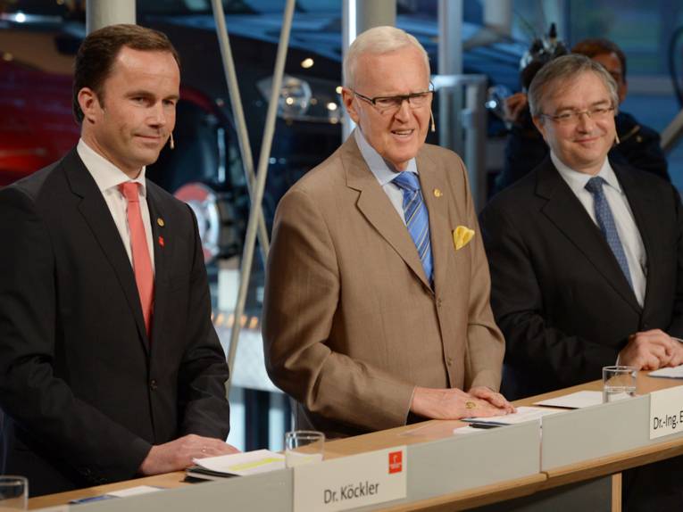 Drei Männer in Anzügen