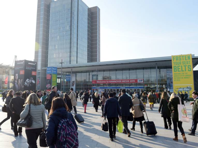 Menschen vor Gebäude