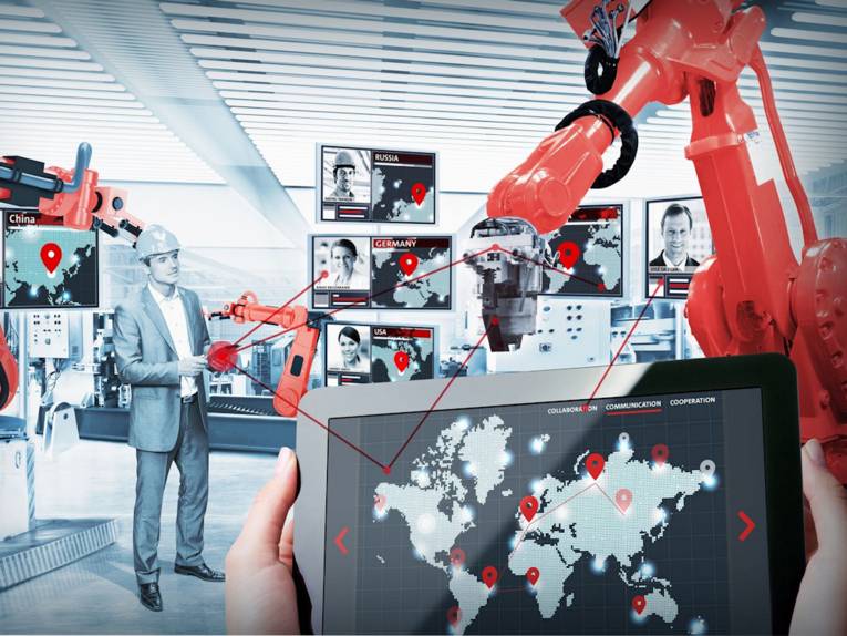 Bildcollage: Mann mit Bildschirmen und Industrierobotern