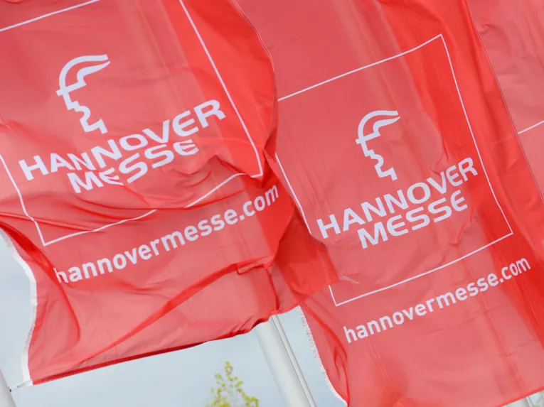 Flaggen mit dem Logo der Hannover Messe