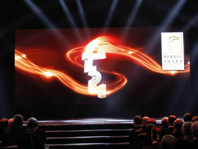 Lichteffekte auf einer Bühne mit Schriftzug "HERMES AWARD"