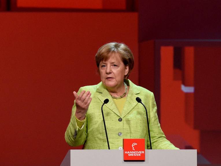 Eine Frau am Rednerpult