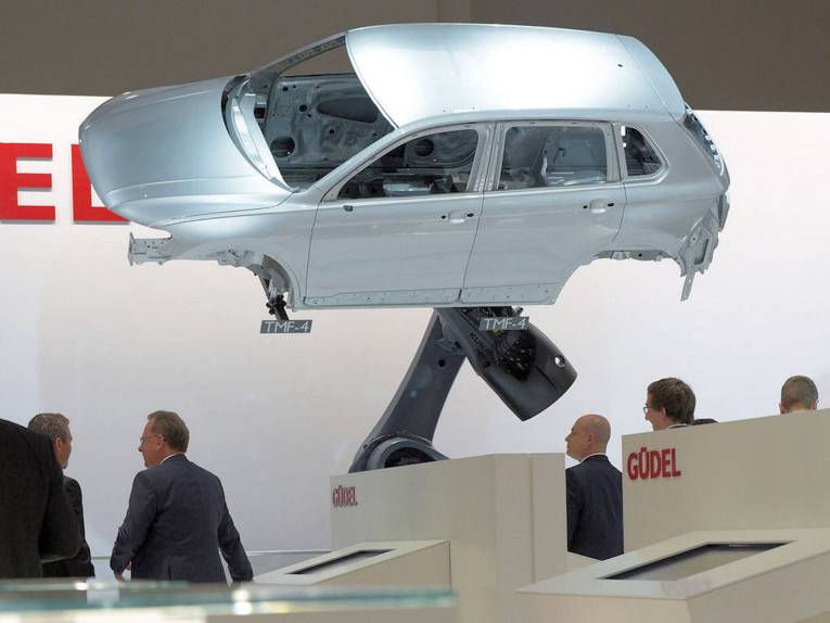 Industrieroboter mit Karosserie eines PKW