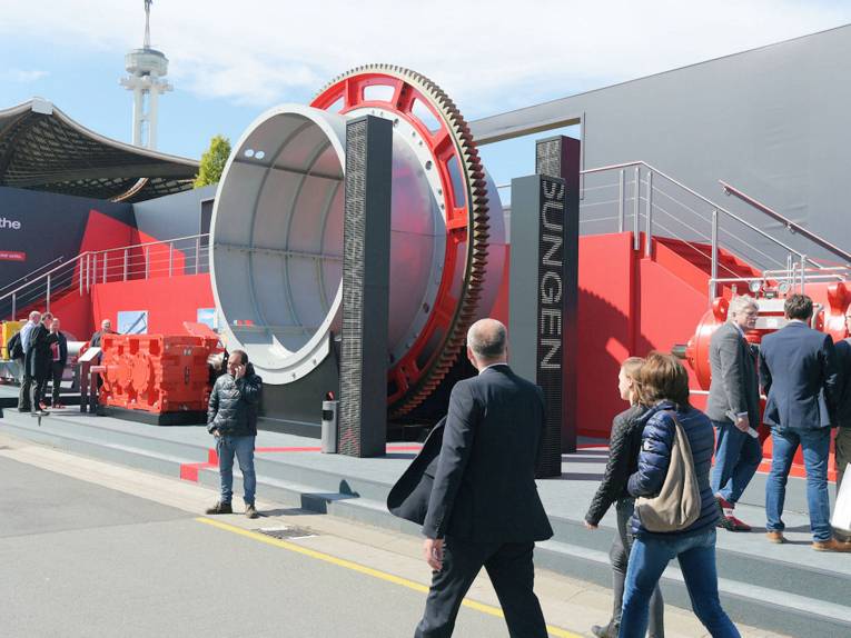 Große Maschine auf Messe Außengelände