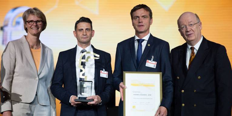 Eine Frau und drei Männer