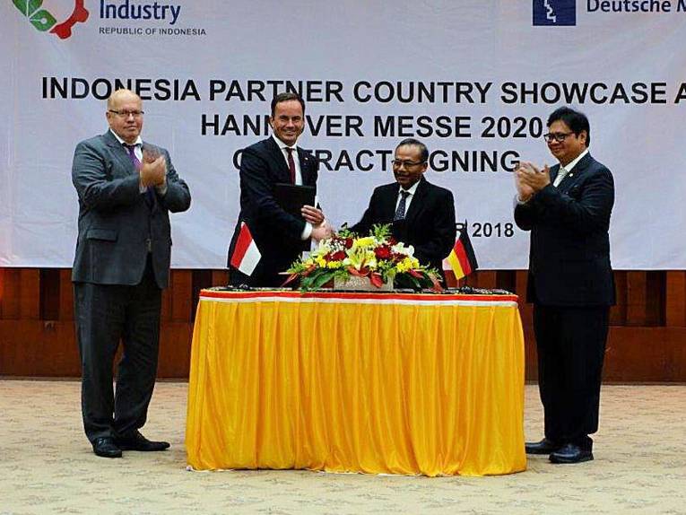 Vier Männer an einem Tisch