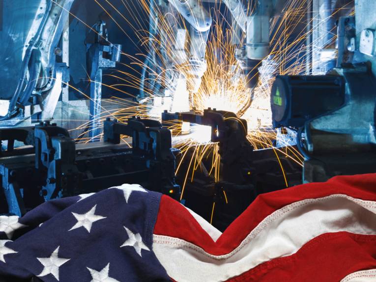 Amerikanische Flagge vor Maschinen