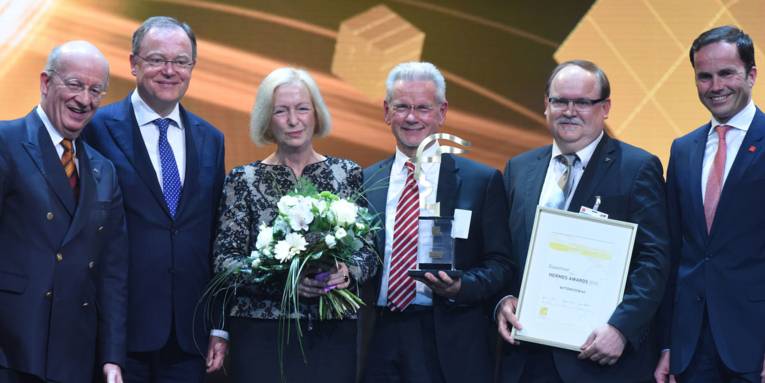 Eine Frau und fünf Männer