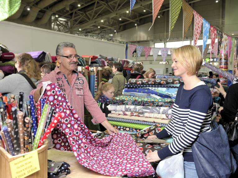 Frau und Mann auf Stoffbörse