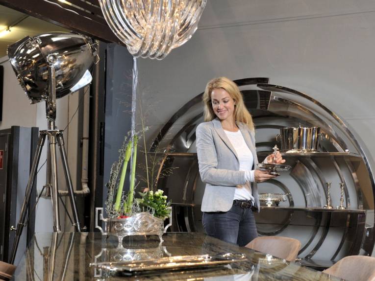 Frau mit Silbergeschirr