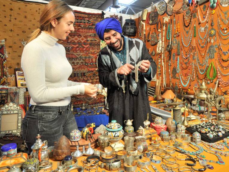 Mann in orientalischer Tracht und Frau 