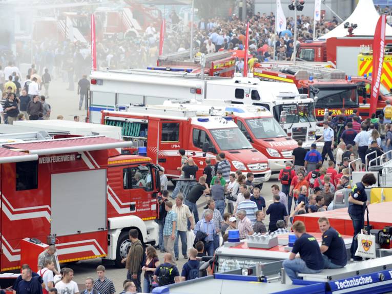 Rettungsfahrzeuge auf einer Ausstellung