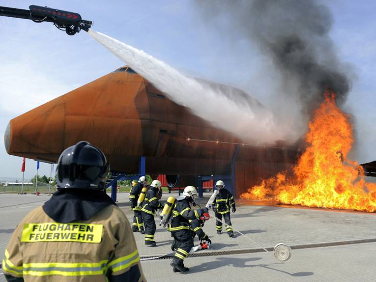 Feuerwehrleute beim Löscheinsatz