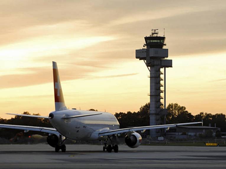 Flugzeug auf Landebahn