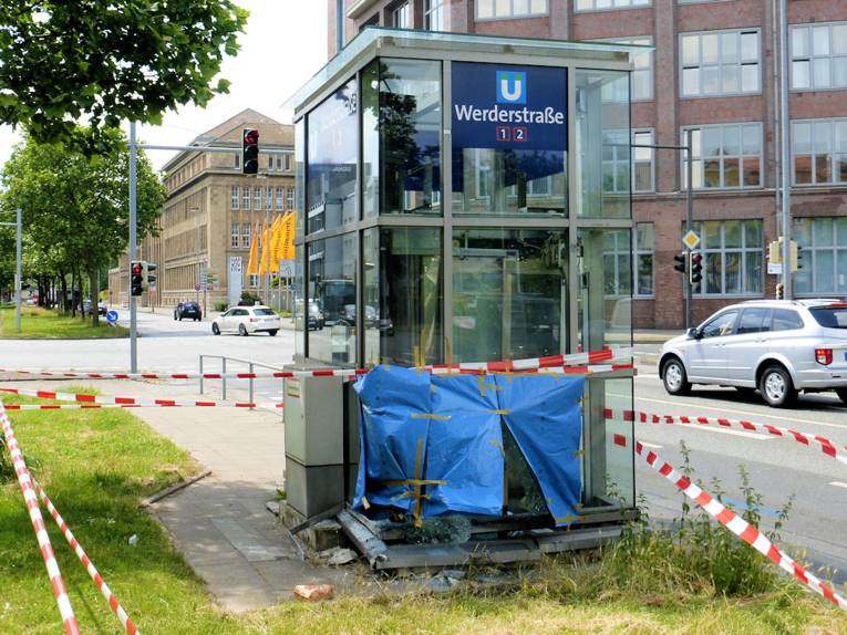 Beschädigter U-Bahn-Aufzug mit der Aufschrift "Werderstraße