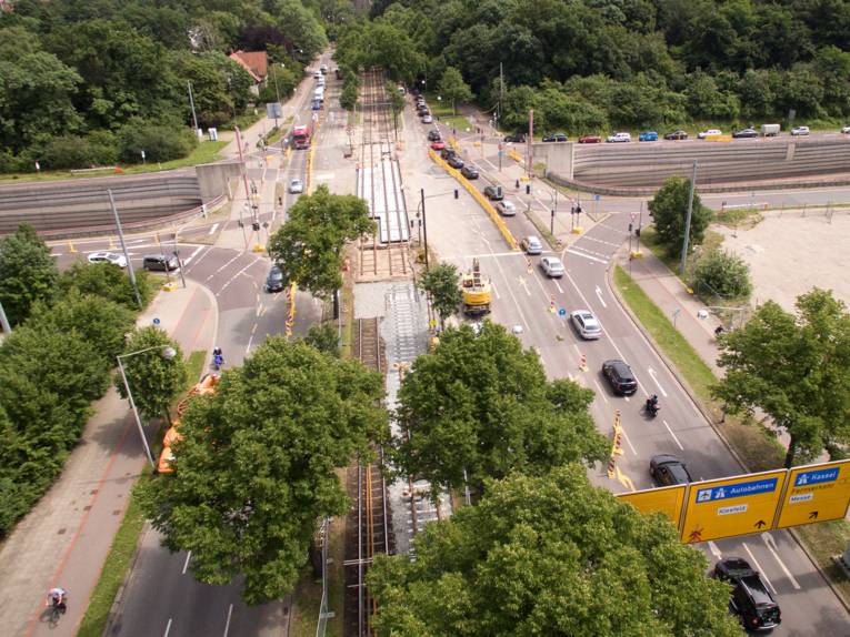 Luftbildaufnahme einer Straßenkreuzung mit Unterführung und Baustelle.