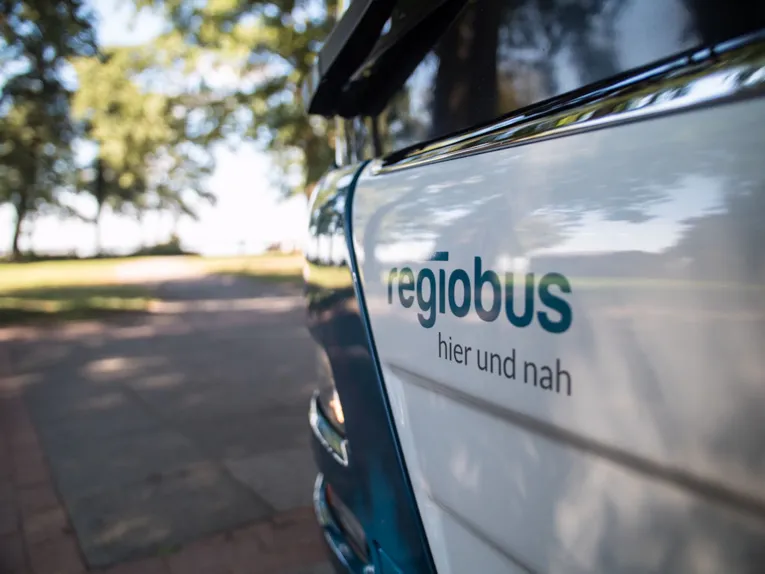 Frontpartie eines Busses mit der Aufschrift regiobus hier und nah
