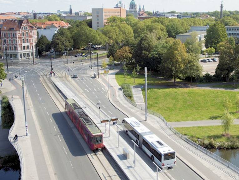 Bus und Stadtbahn auf einer Brücke aus Vogelperspektive