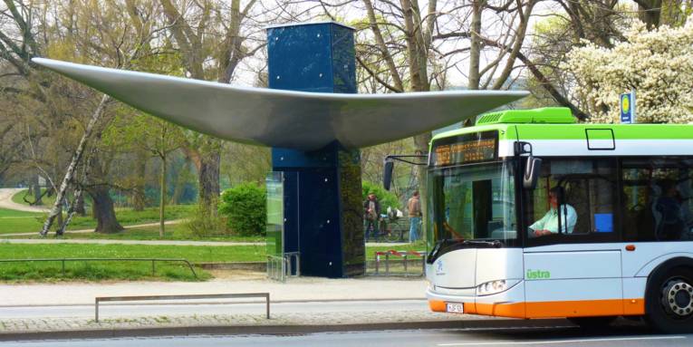 Bus hält an Haltestelle Maschsee/Sprengelmuseum