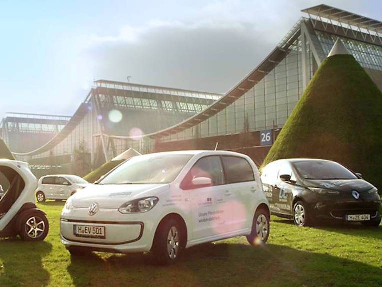 Autos vor Messehallen