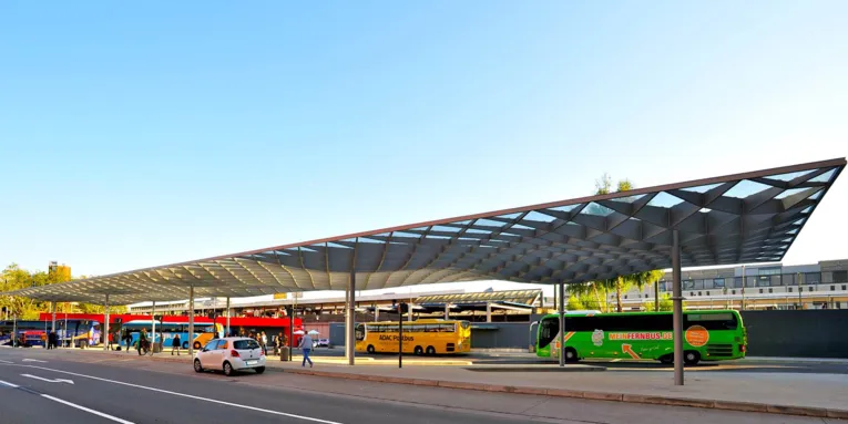 Ein Busbahnhof. 