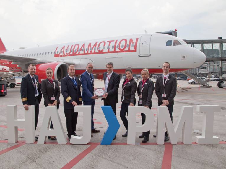 Flugzeugbesatzung steht vor einem Flugzeug auf einem Rollfeld