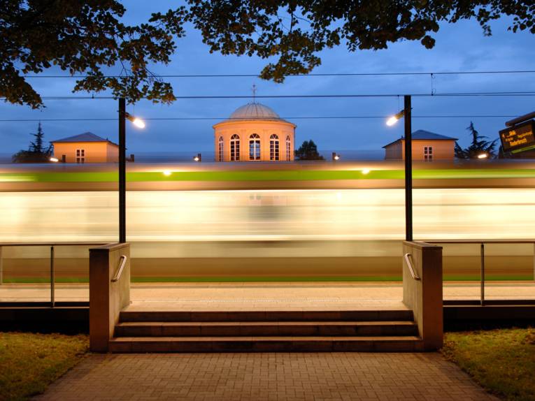 Stadtbahn fährt an einer Haltestelle durch