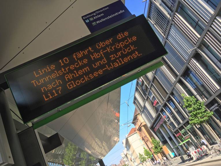 Elektronische Haltestellenanzeige mit der Aufschrift "Linie 10 fährt über die Tunnelstrecke Hbf-Kröpcke nach Ahlem und zurück. Li.17 Glocksee-Wallenst."