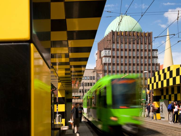 Stadtbahn fährt in Haltestelle ein