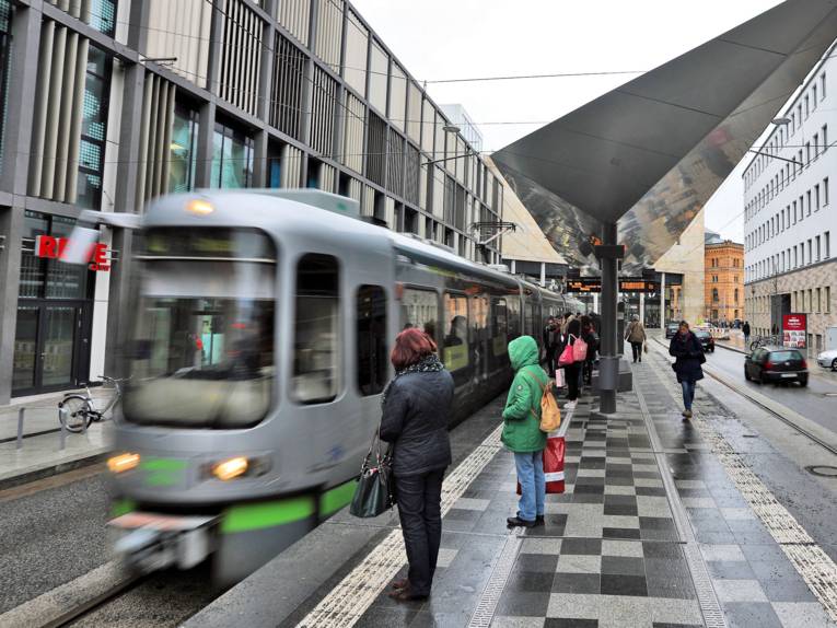 Stadtbahn an Haltestelle mit Hochbahnsteig