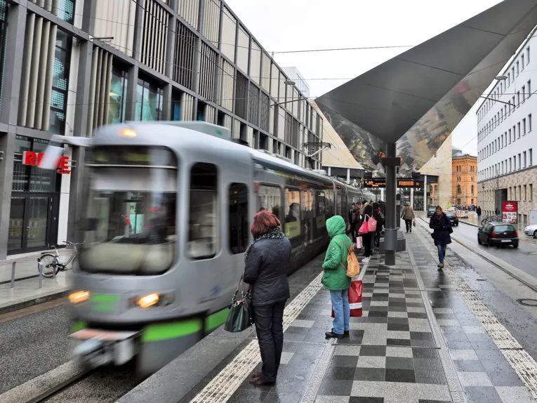 Stadtbahn an Haltestelle mit Hochbahnsteig