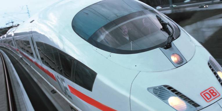 Schnellzug durchfährt einen Bahnhof