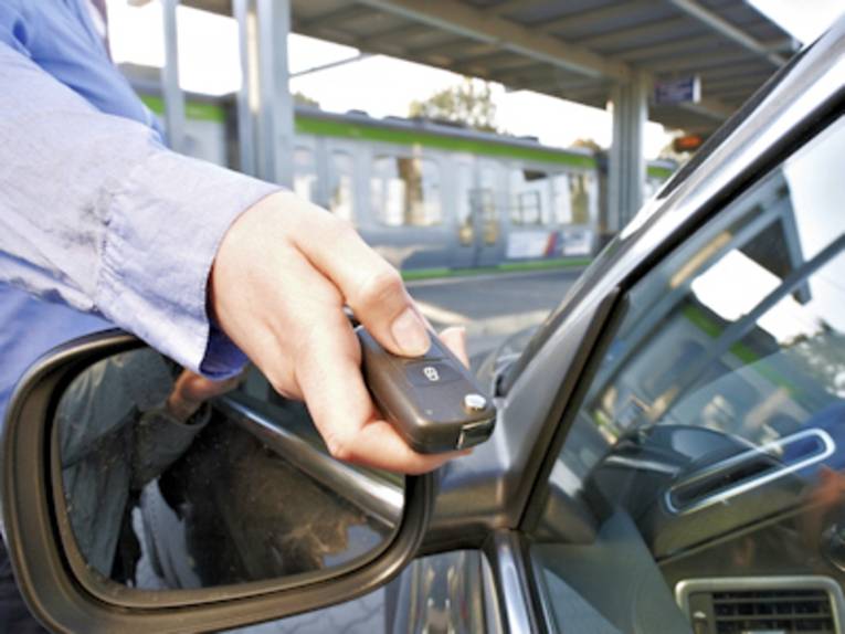 Hand mit KFZ-Türöffner