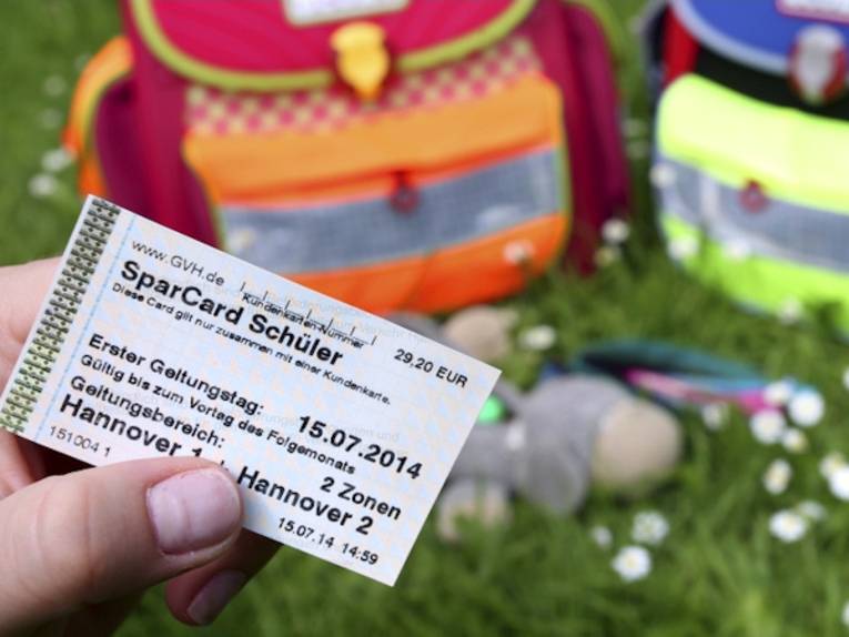 Eine Hand hält einen Fahrschein mit der Aufschrift "SparCard Schüler" 