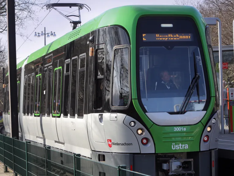 Stadtbahn hält an Hochbahnsteig.
