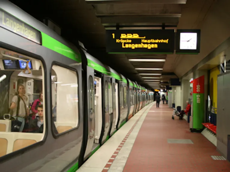 Stadtbahn in Haltestelle