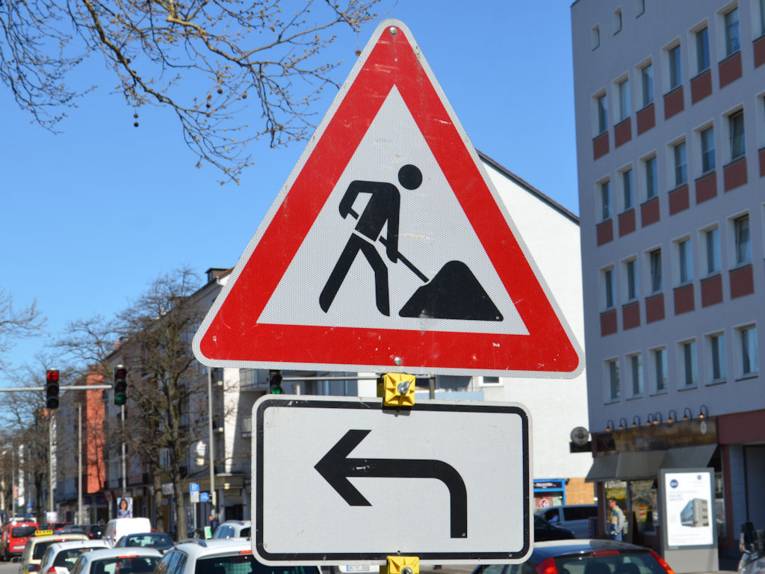 Baustellenschild mit Zusatzzeichen darunter
