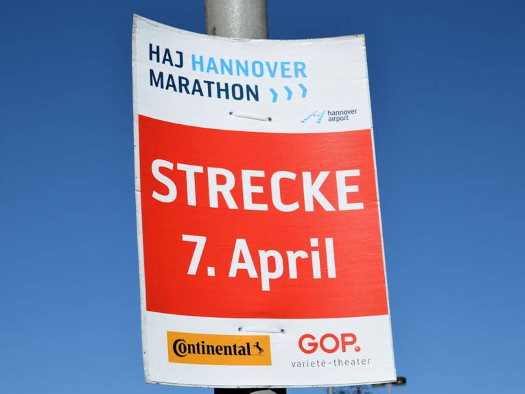 Hinweisschild mit der Aufschrift "Strecke 7. April"