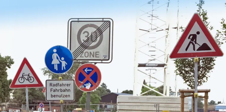 Fünf verschiedene Verkehrsschilder