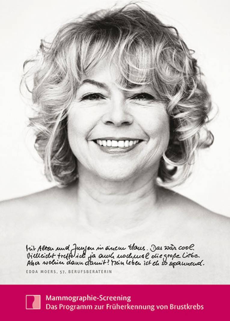 Eine ältere Frau lächelt in die Kamera.