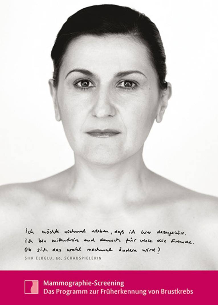 Eine ältere Frau guckt in die Kamera.