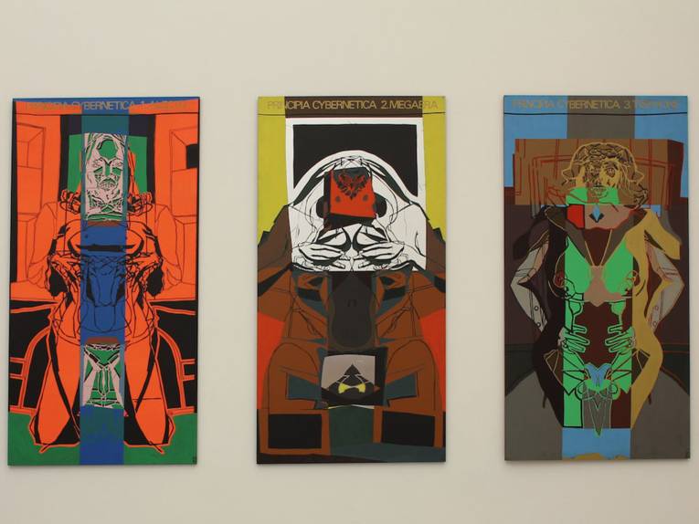 Drei abstrakte Bilder hängen nebeneinander an einer Wand.