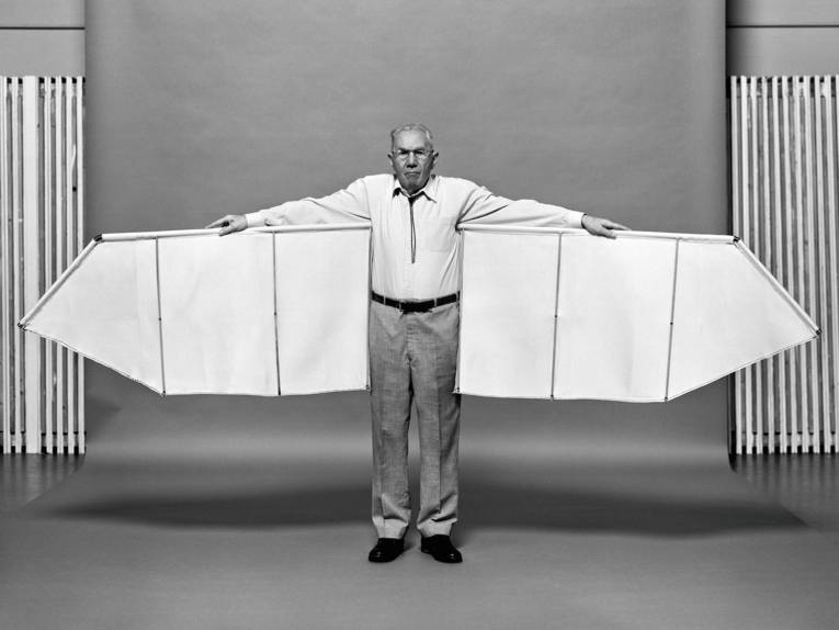 Mann mit Papierflügeln